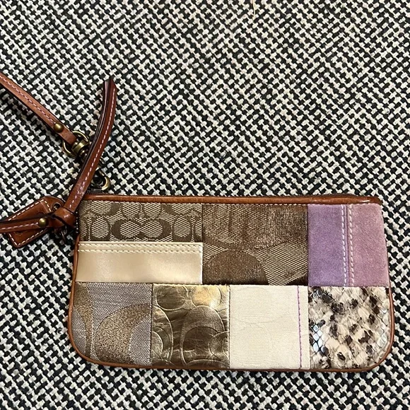 Coach women wristlet - Picture 2 of 6